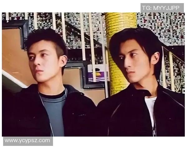 两位足球巨星同框合影展现激情与友谊的精彩瞬间